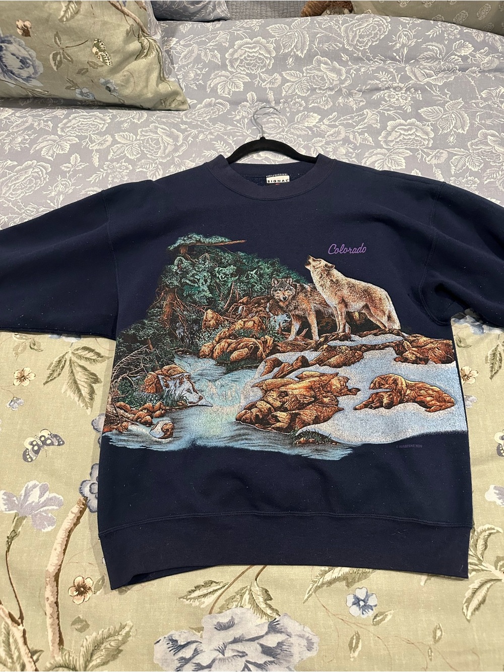 Colorado Wolf Graphic Sweatshirt - Navy Crewneck